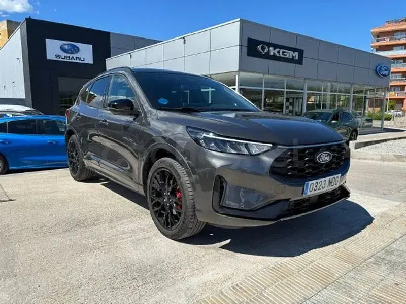 Usado Ford Kuga ST-Line X 243 CV (178 kW) 2025 Gris / plata SUV