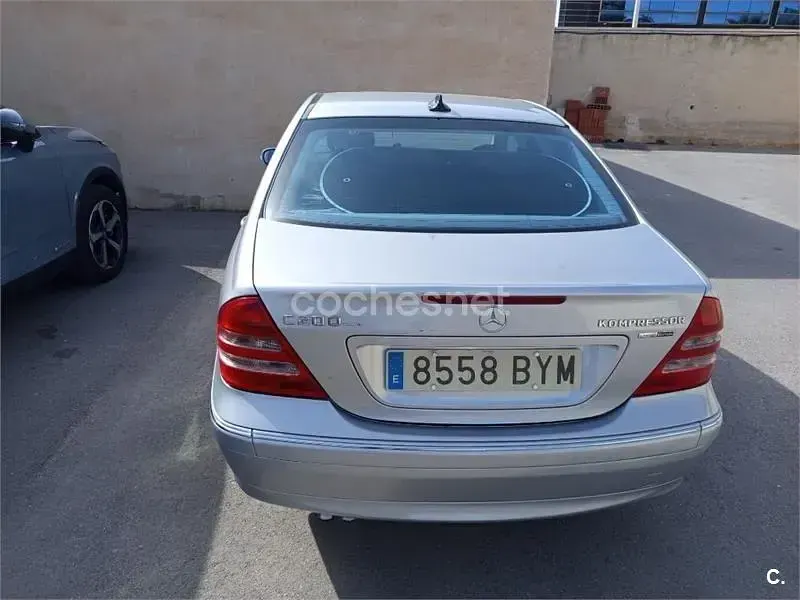Usado Mercedes C180 143 CV (105 kW) 2002 Gris / plata Berlina