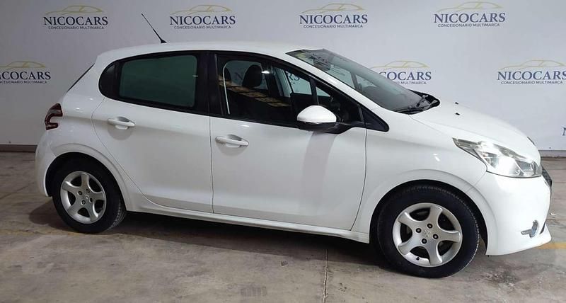 Blanco Usado 2012 Peugeot 208 Active Utilitario | 7800 € (Caro) - Imagen 1/4