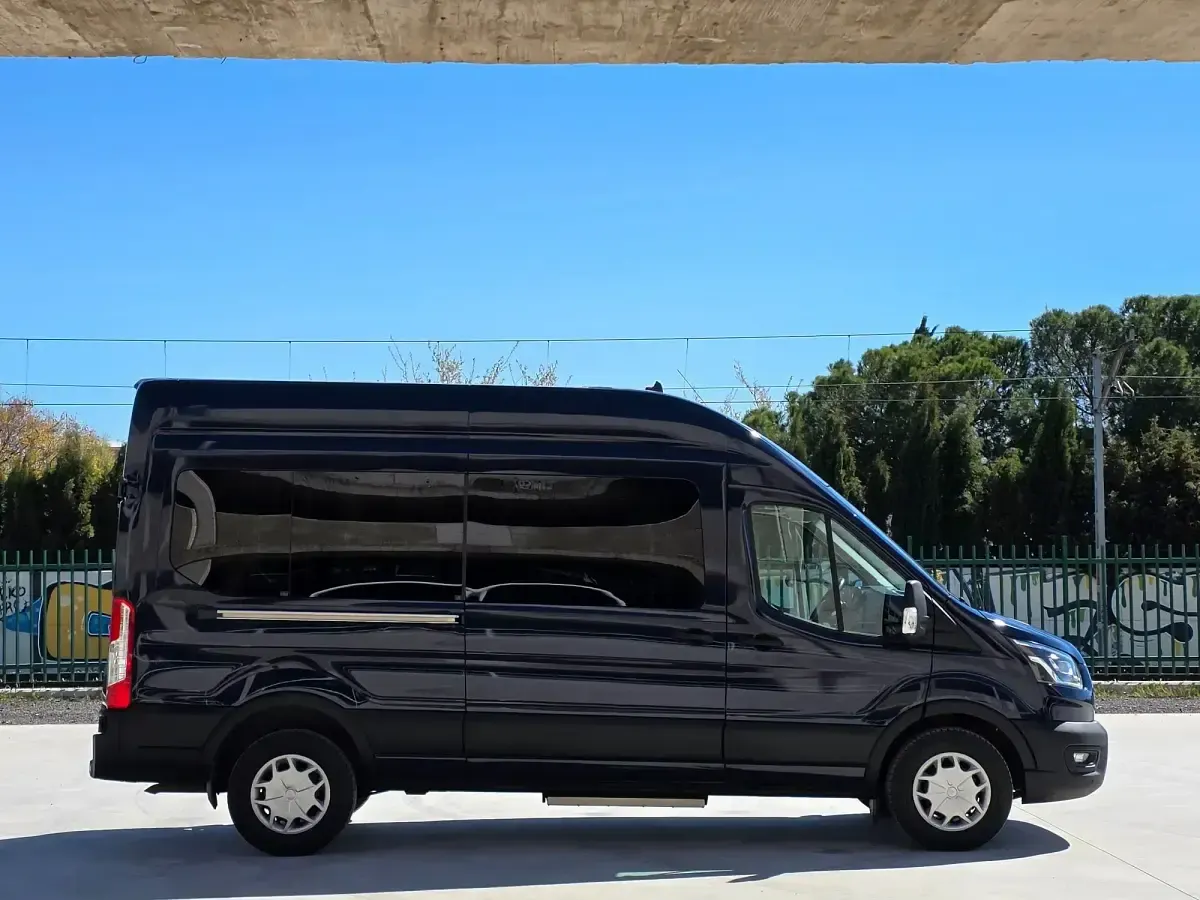Usado Ford Transit Trend 130 CV (95 kW) 2019 Azul Familiar