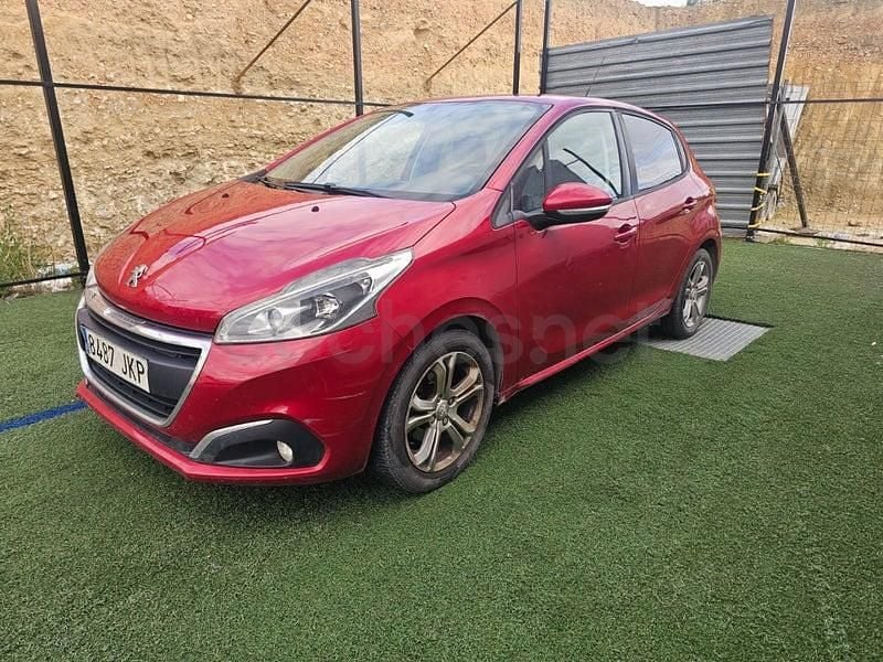 Usado Peugeot 208 Access 82 CV (60 kW) 2015 Rojo Utilitario