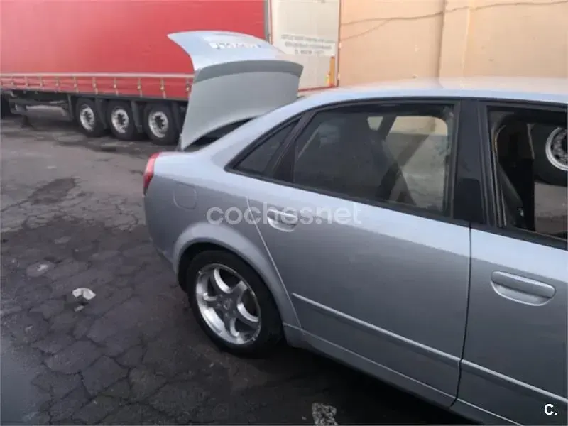 Usado Audi A4 115 CV (84 kW) 2002 Gris / plata Familiar