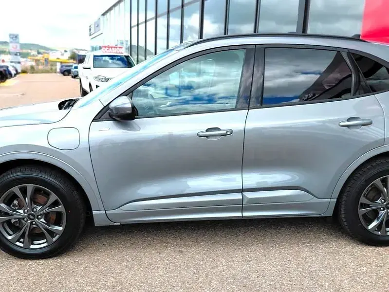 Usado Ford Kuga ST-Line 225 CV (165 kW) 2022 Gris / plata SUV