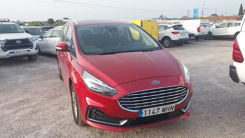 Usado Ford S-MAX Titanium 190 CV (139 kW) 2023 Rojo Monovolumen