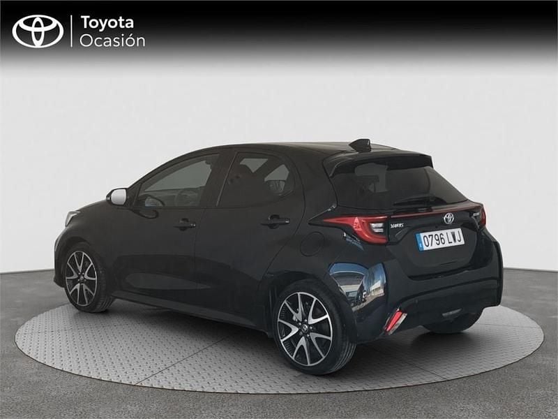 Usado Toyota Yaris Hybrid Style 116 CV (85 kW) 2022 Negro Monovolumen