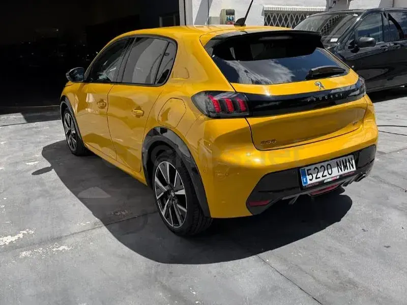 Usado Peugeot 208 GT 102 CV (75 kW) 2021 Amarillo Utilitario