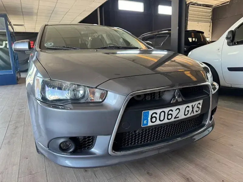 Usado Mitsubishi Lancer Sportback Invite 140 CV (102 kW) 2010 Gris / plata Berlina