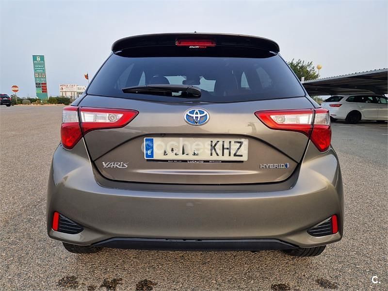 Usado Toyota Yaris Hybrid Advance 100 CV (73 kW) 2018 Gris / plata Berlina