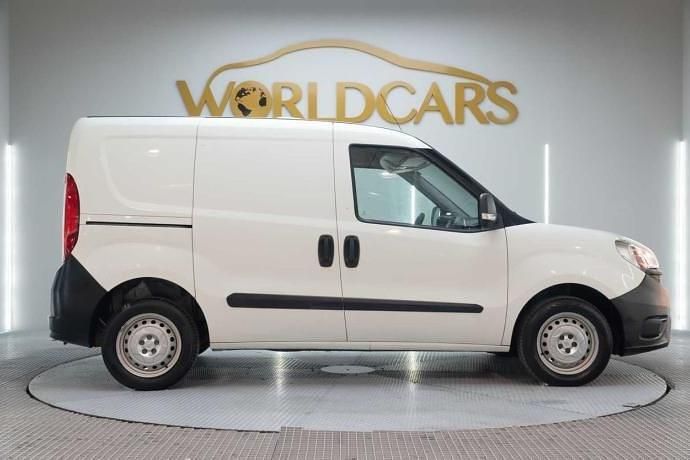 Usado Fiat Doblò 95 CV (69 kW) 2017 Blanco Monovolumen