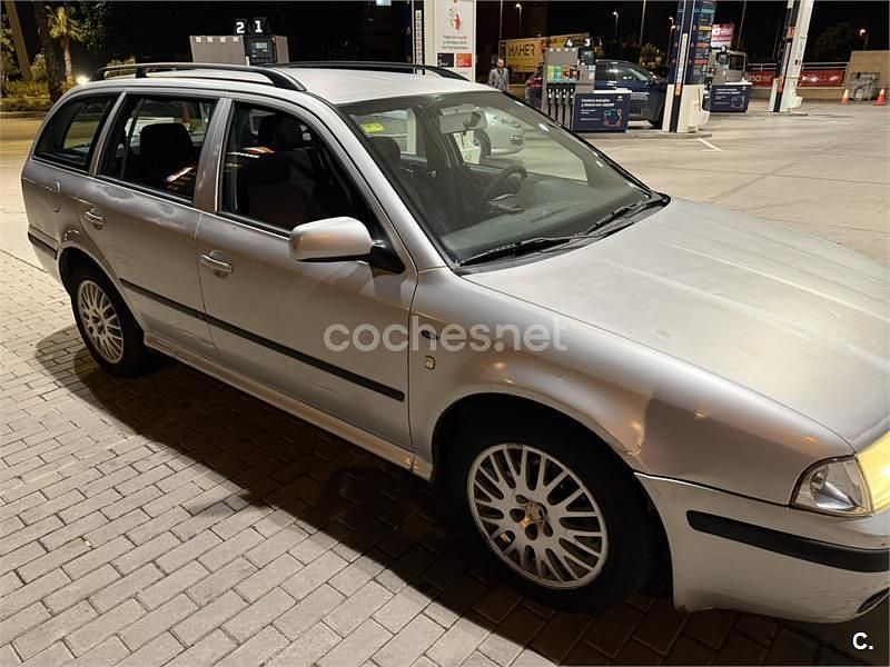 Usado Skoda Octavia Elegance 110 CV (80 kW) 2001 Gris / plata Familiar