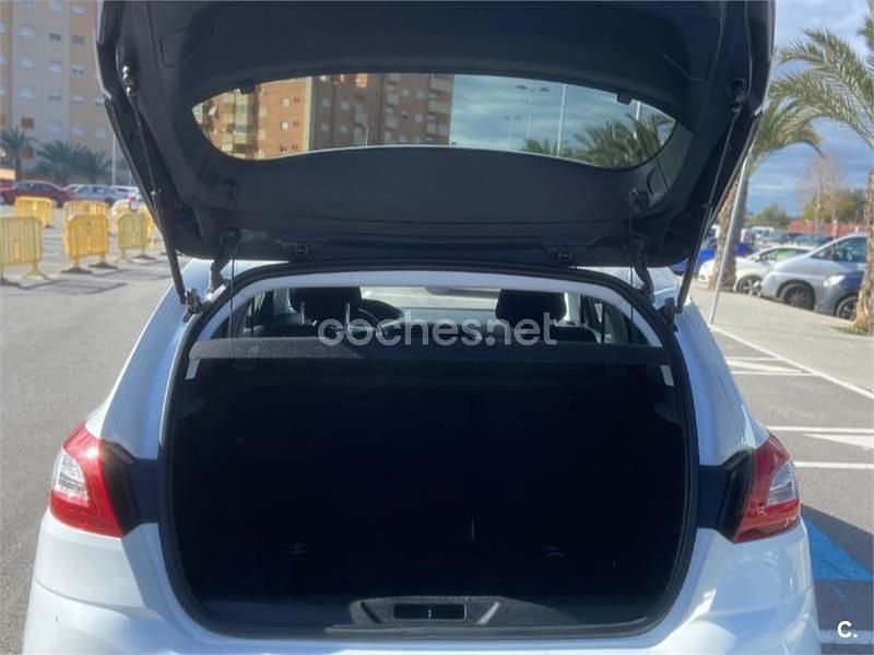 Usado Peugeot 308 Active 100 CV (73 kW) 2015 Blanco Berlina