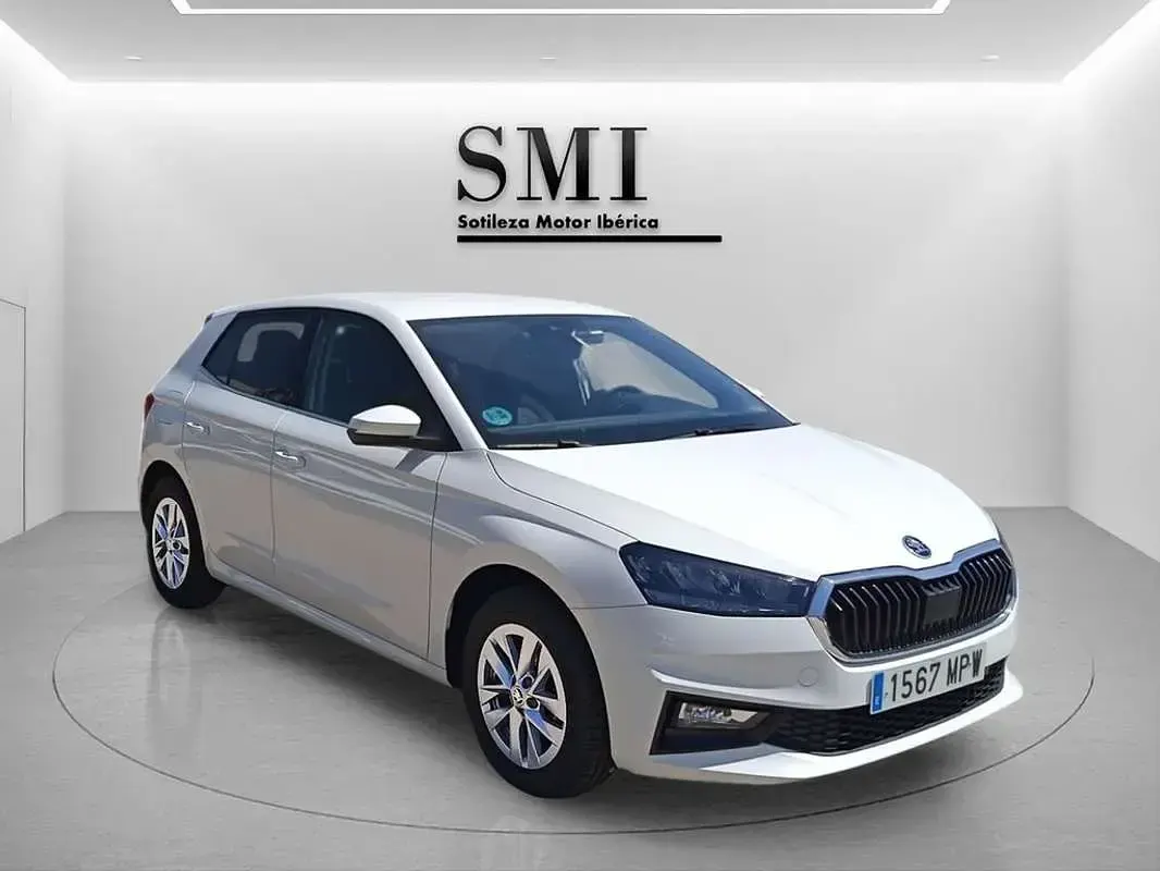Usado Skoda Fabia Selection 95 CV (69 kW) 2024 Blanco Utilitario