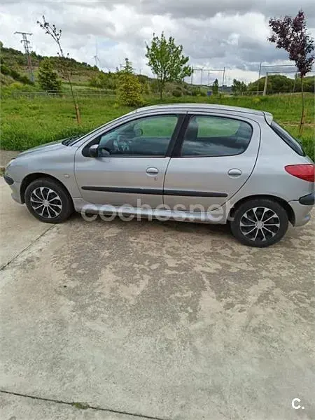 Usado Peugeot 206 70 CV (51 kW) 2003 Gris / plata Berlina
