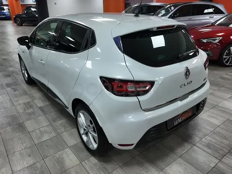 Usado Renault Clio IV LIMITED 90 CV (66 kW) 2017 Blanco Berlina