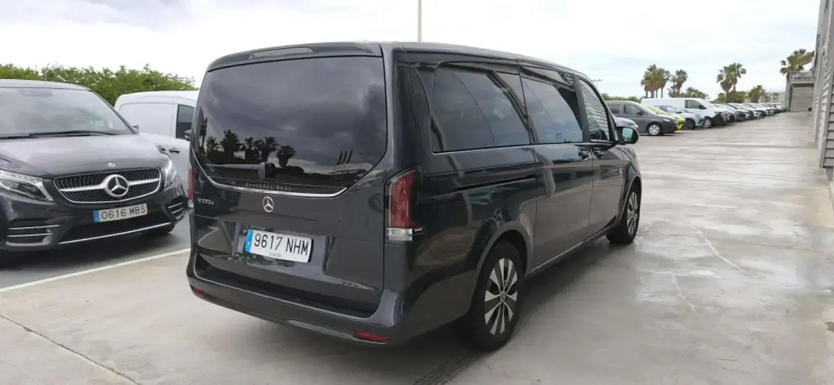 Usado Mercedes V220 163 CV (119 kW) 2025 Gris Monovolumen