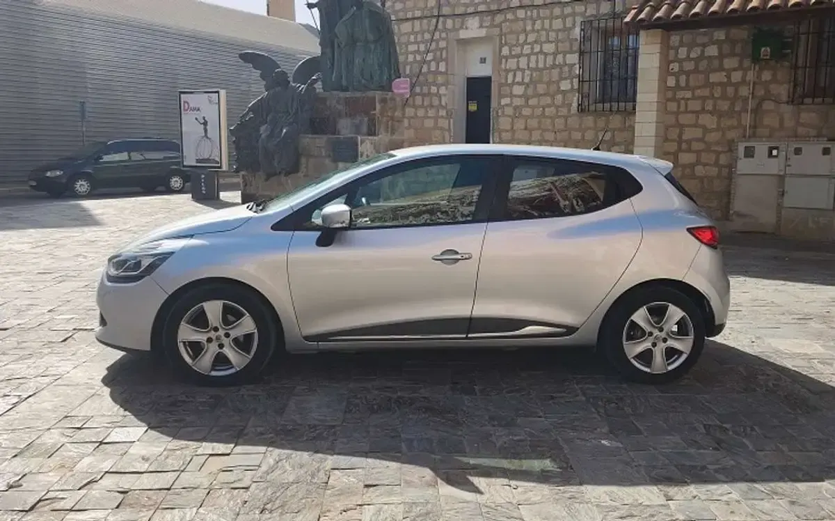 Usado Renault Clio LIMITED 73 CV (53 kW) 2015 Gris Utilitario