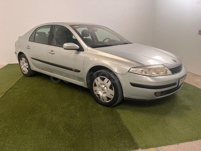 Usado Renault Laguna II Dynamique 120 CV (88 kW) 2003 Gris / plata Berlina