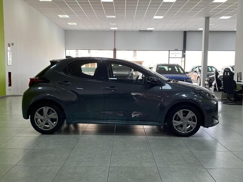Usado Toyota Yaris Hybrid Active 116 CV (85 kW) 2024 Gris Berlina