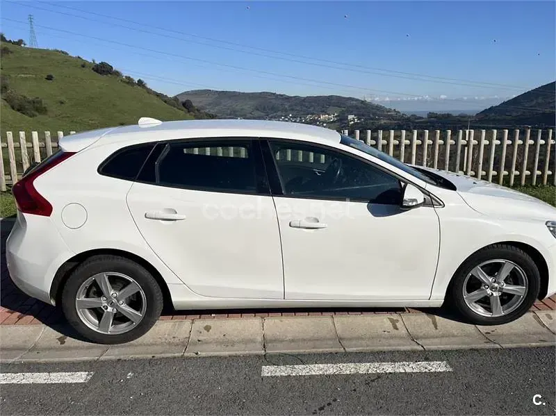 Usado Volvo V40 Momentum 120 CV (88 kW) 2016 Blanco Berlina