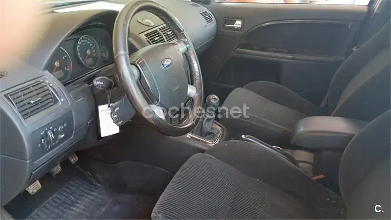 Usado Ford Mondeo Ghia 130 CV (95 kW) 2004 Azul Berlina