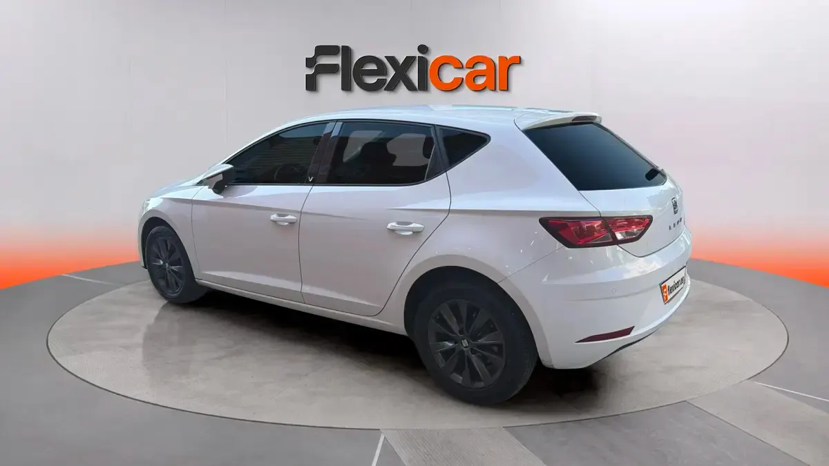 Usado Seat Leon Style 130 CV (95 kW) 2019 Blanco Berlina