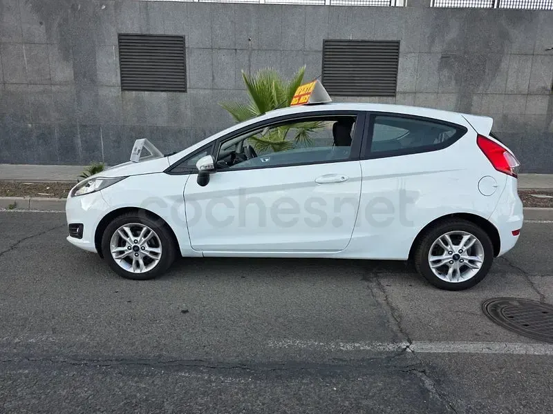 Usado Ford Fiesta Trend 75 CV (55 kW) 2016 Blanco Utilitario