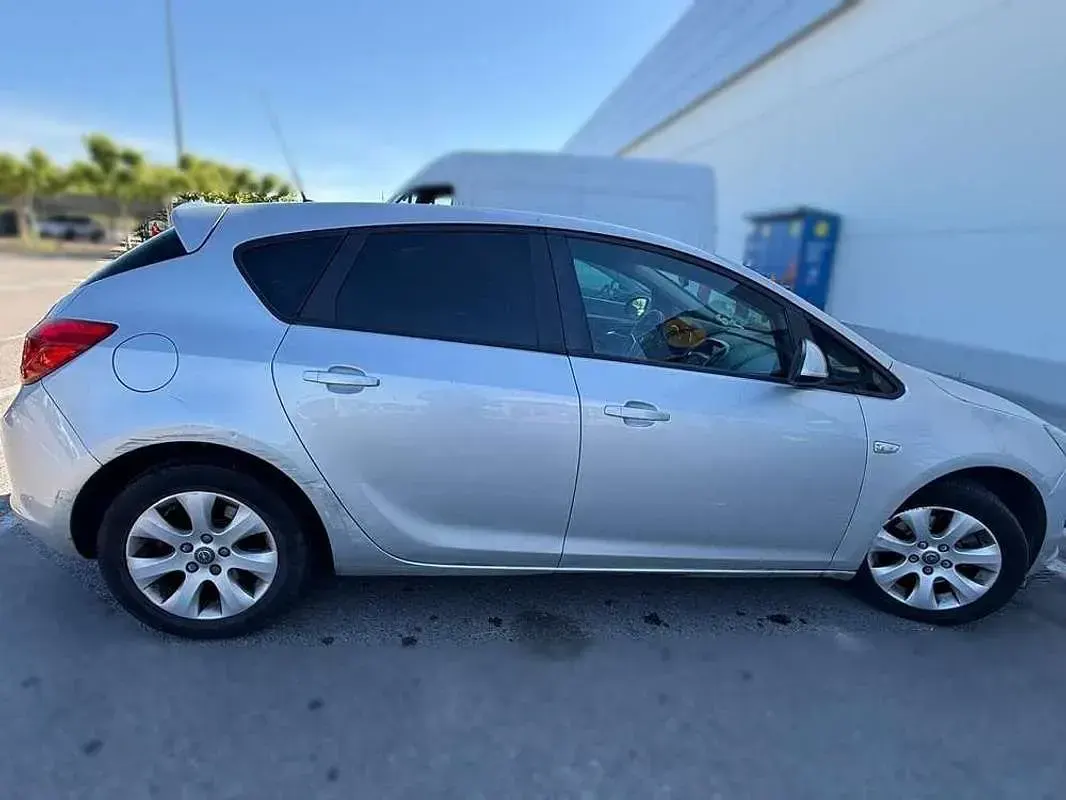 Usado Opel Astra Selective 110 CV (80 kW) 2014 Gris Utilitario