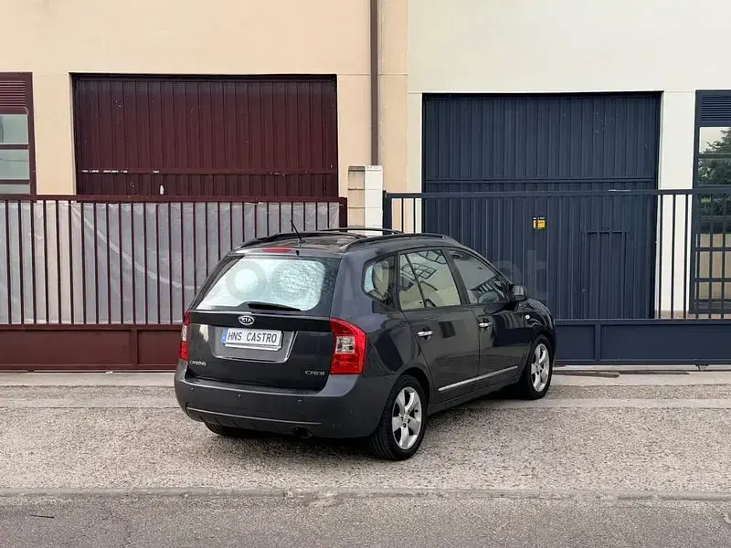 Usado Kia Carens Active 140 CV (102 kW) 2007 Gris / plata Monovolumen