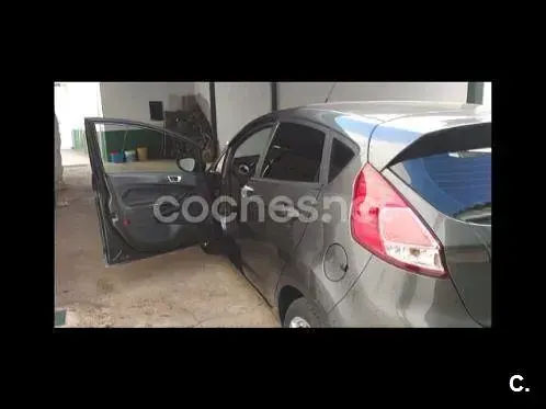 Usado Ford Fiesta Trend 82 CV (60 kW) 2015 Gris / plata Utilitario
