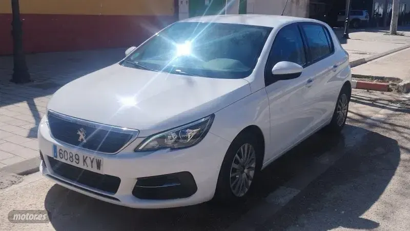 Usado Peugeot 308 100 CV (73 kW) 2019 Blanco Berlina