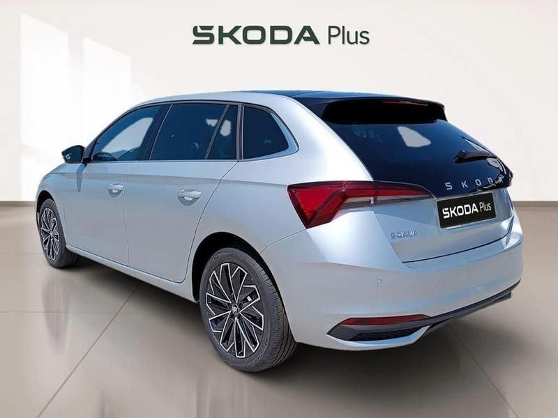 Usado Skoda Scala 116 CV (85 kW) 2024 Gris plata Utilitario