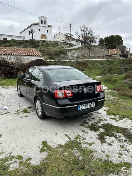Negro Usado 2009 VW Passat Highline Berlina | 6000 € (Precio justo) - Imagen 1/4
