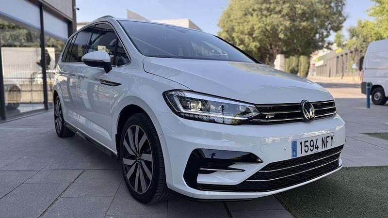 Usado VW Touran R-line 150 CV (110 kW) 2025 Blanco Monovolumen