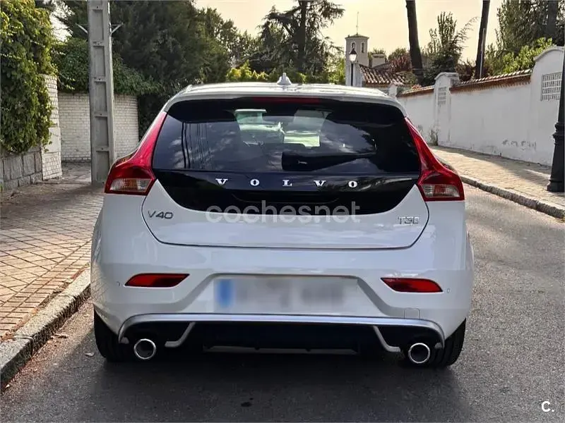 Usado Volvo V40 R-Design Momentum 152 CV (111 kW) 2018 Blanco Berlina