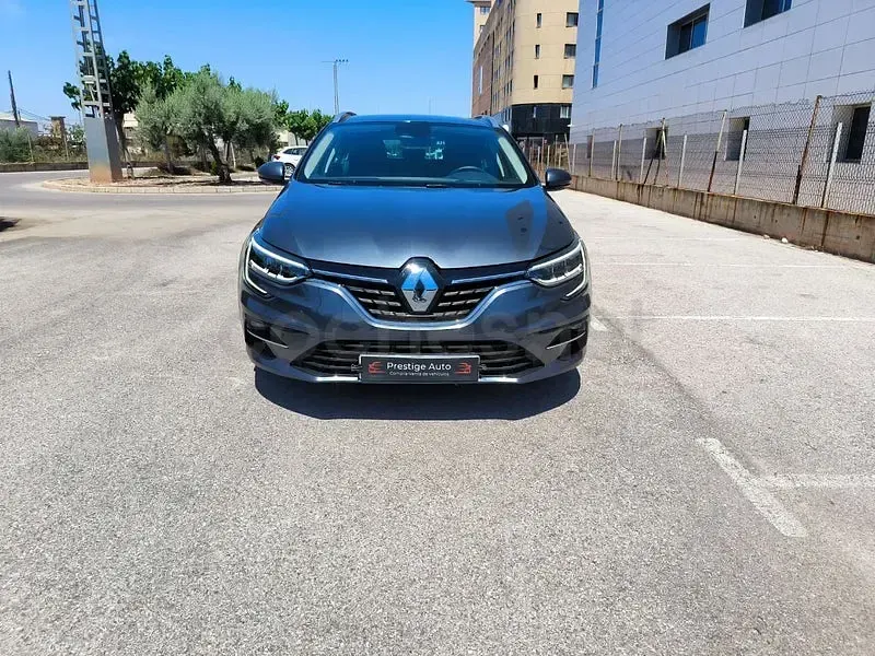 Usado Renault Mégane GrandTour Techno 140 CV (102 kW) 2024 Gris / plata Familiar