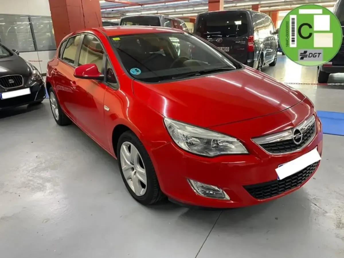 Usado Opel Astra Essentia 101 CV (74 kW) 2010 Rojo Utilitario