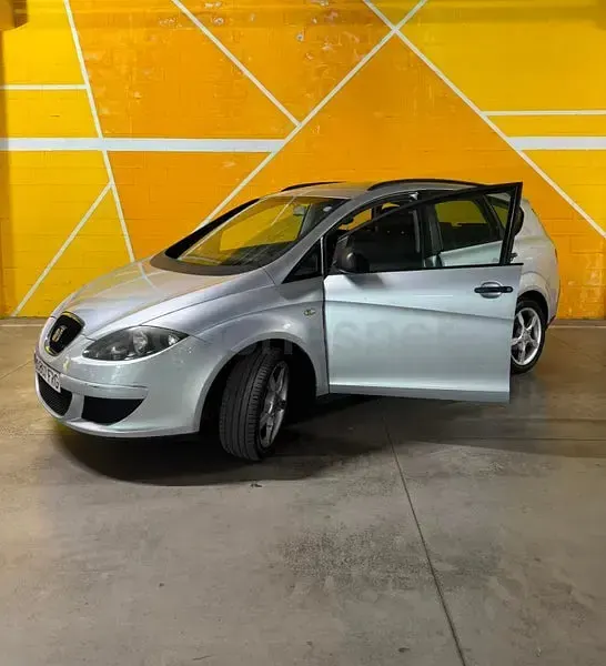 Usado Seat Altea Style 125 CV (91 kW) 2010 Gris / plata Monovolumen