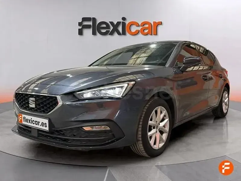 Usado Seat Leon Style 130 CV (95 kW) 2021 Gris / plata Berlina