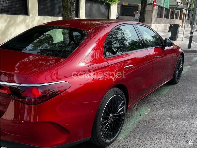 Usado Mercedes E300 306 CV (225 kW) 2024 Granate Berlina