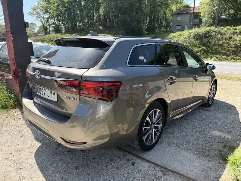 Usado Toyota Avensis Business Edition 143 CV (105 kW) 2017 Amarillo Familiar
