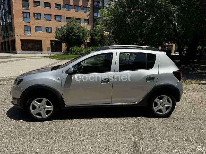 Usado Dacia Sandero Stepway 90 CV (66 kW) 2015 Gris / plata Berlina