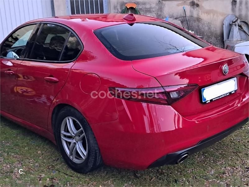 Usado Alfa Romeo Giulia 136 CV (100 kW) 2018 Rojo Berlina