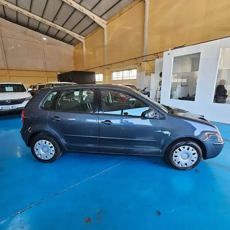 Usado VW Polo Trendline 75 CV (55 kW) 2003 Gris Utilitario