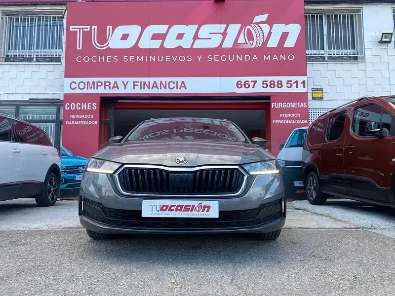 Usado Skoda Octavia Ambition 150 CV (110 kW) 2022 Gris / plata Familiar