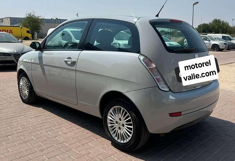 Usado Lancia Ypsilon 60 CV (44 kW) 2007 Gris Utilitario