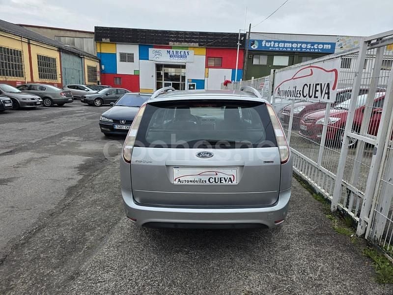 Usado Ford Focus Trend 109 CV (80 kW) 2010 Gris / plata Berlina