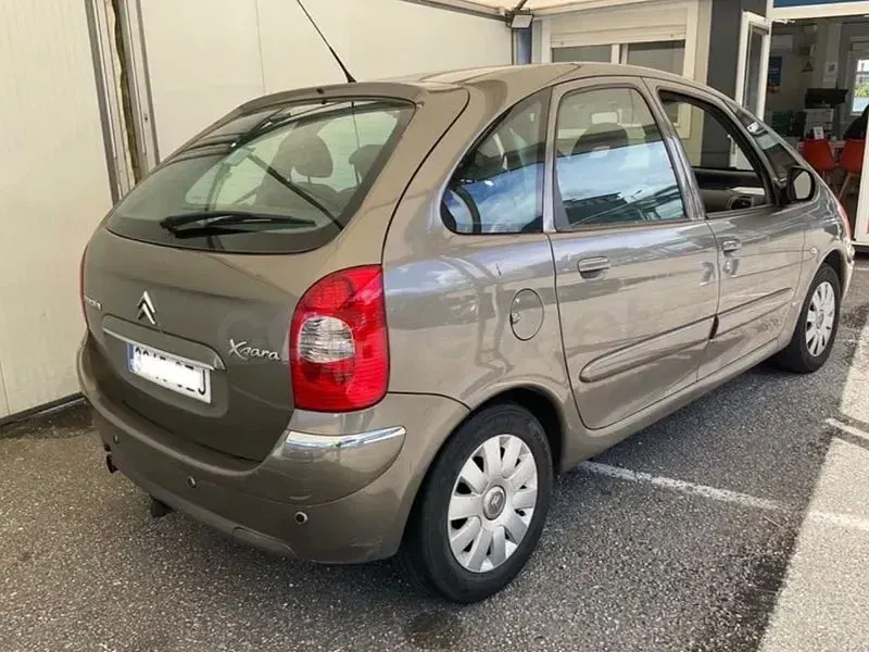 Usado Citroën Xsara Picasso 110 CV (80 kW) 2010 Beige Monovolumen