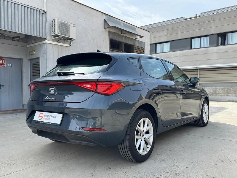 Usado Seat Leon Style 116 CV (85 kW) 2023 Gris Berlina