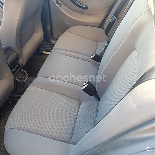 Usado Seat Leon 110 CV (80 kW) 2004 Gris / plata Utilitario