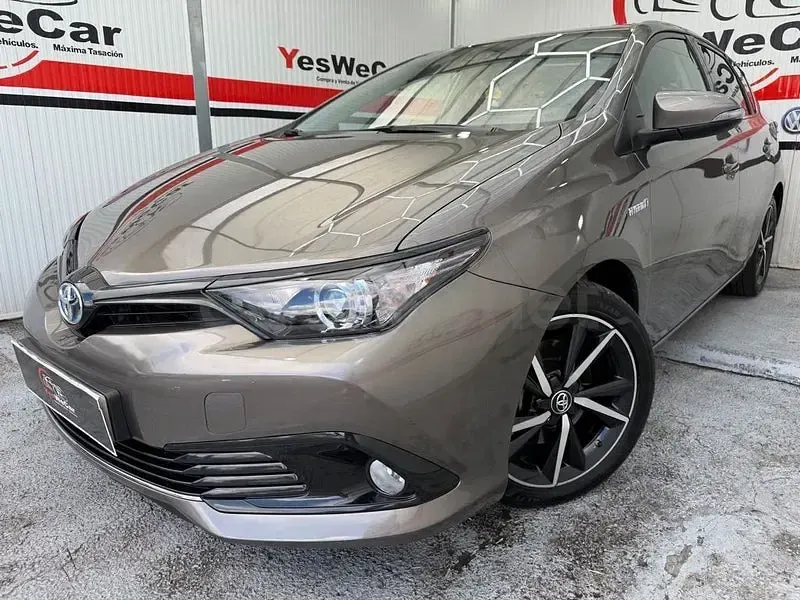 Usado Toyota Auris Hybrid 136 CV (100 kW) 2018 Beige Berlina